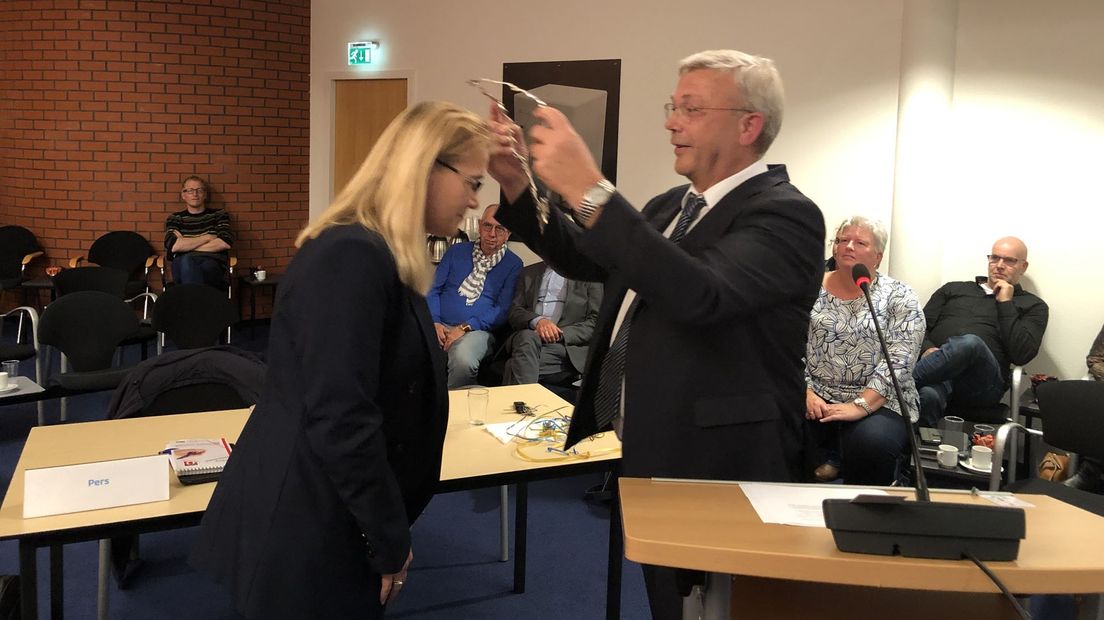 Wiersma overhandigt de ambtsketen van Westerkwartier aan locoburgemeester Geertje Dijkstra-Jacobi