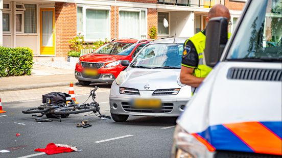 Fietsster in kritieke toestand door botsing met auto. Fietsster in kritieke toestand door botsing met auto.