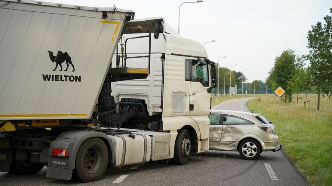 De auto zou meters meegesleept zijn door de vrachtwagen.