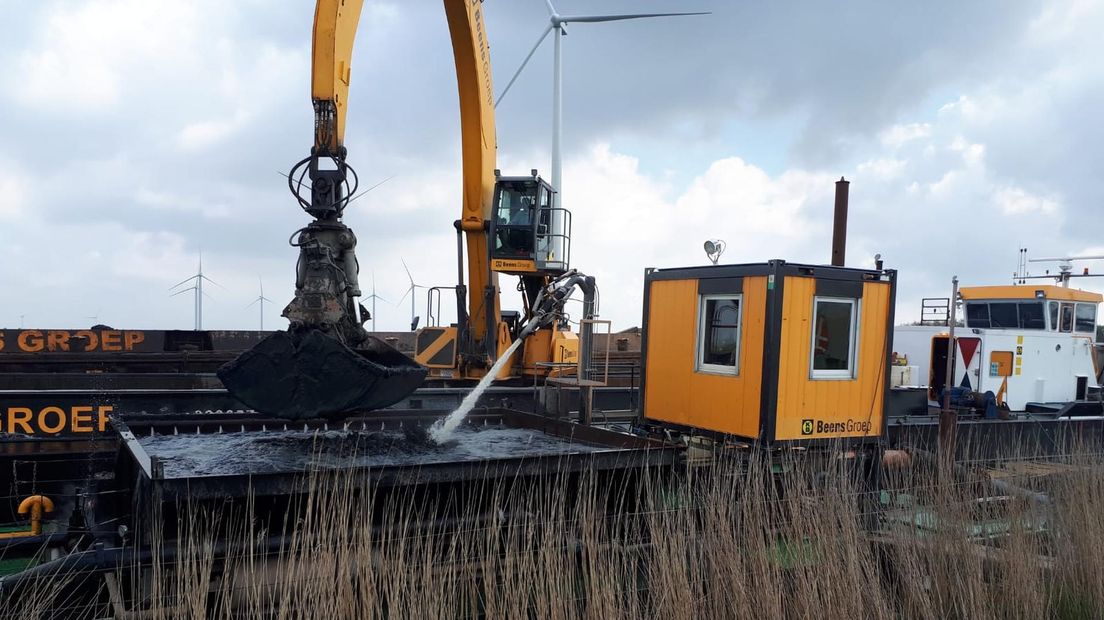 Het zoute baggerslib wordt gespoeld met zoet water