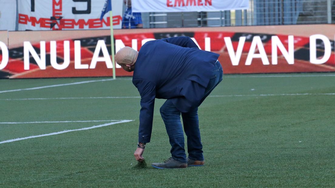 Harm Hensens, teammanager van FC Emmen, toont het publiek het probleem van het veld (Rechten: Gerrit Rijkens)