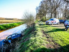 Auto in kanaal na achtervolging door politie in Emmen