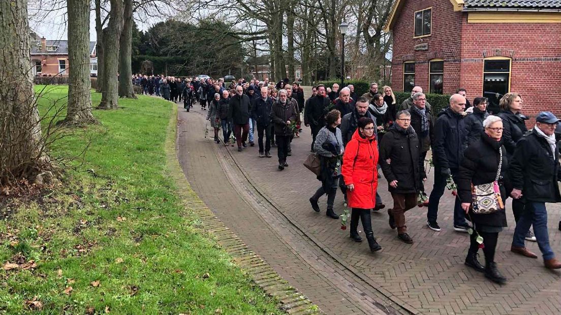 Een stoet mensen tijdens het afscheid van Meindert Schollema