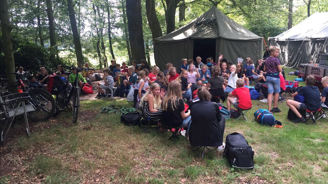 Scholieren kamperen tussen de bunkers van de IJssellinie bij Olst