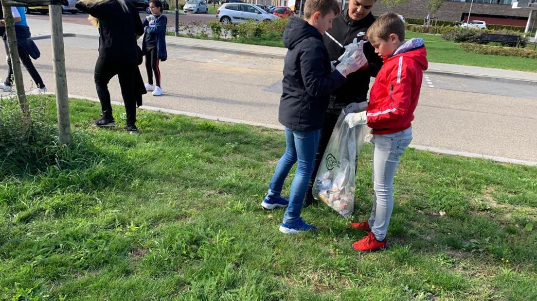 De leerlingen van twee basisscholen in Zaltbommel hebben de wereld woensdag weer een beetje beter gemaakt. Ze gingen de straat op om afval te verzamelen. Allemaal in het kader van de World Cleanup Day 2019 van komende zaterdag.