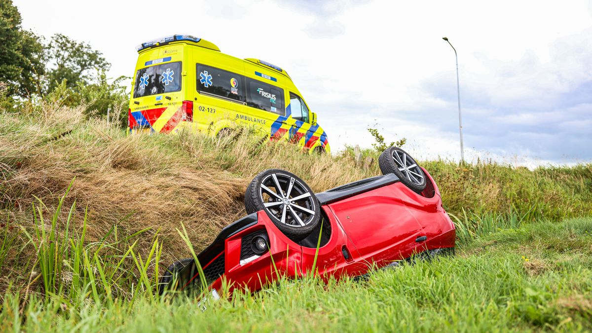 Auto op de kop in de sloot bij Haskerhorne