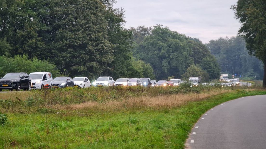 Auto slaat meerdere keren over de kop bij nieuw ongeval op Oostweg in Enschede