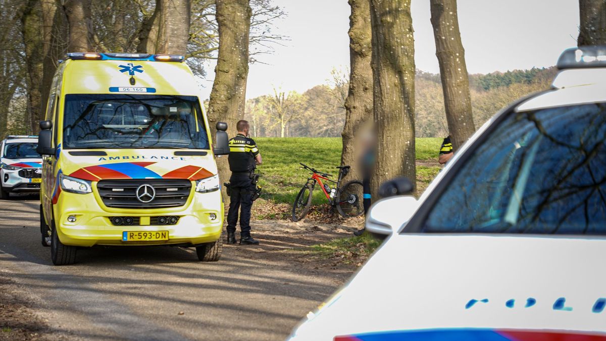 Automobilist rijdt groep mountainbikers aan in Barchem