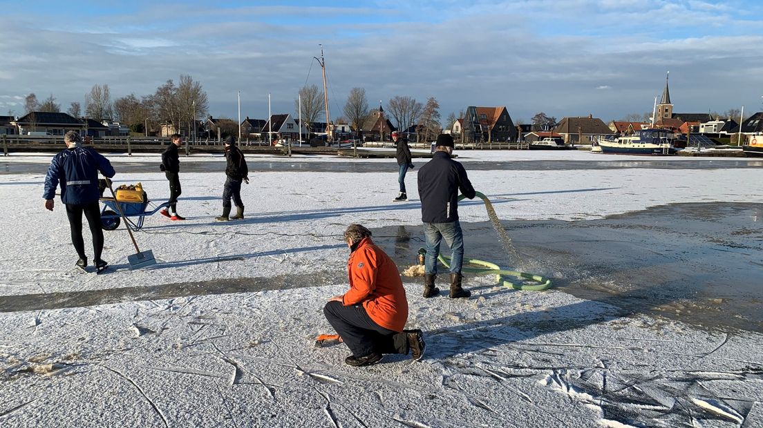 Earnewâldster maken het ijs van It Wiid klaar