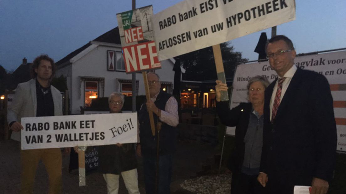 Er werd geprotesteerd bij de een ledenvergadering van de Rabobank (Rechten: RTV Drenthe / Janet Oortwijn)