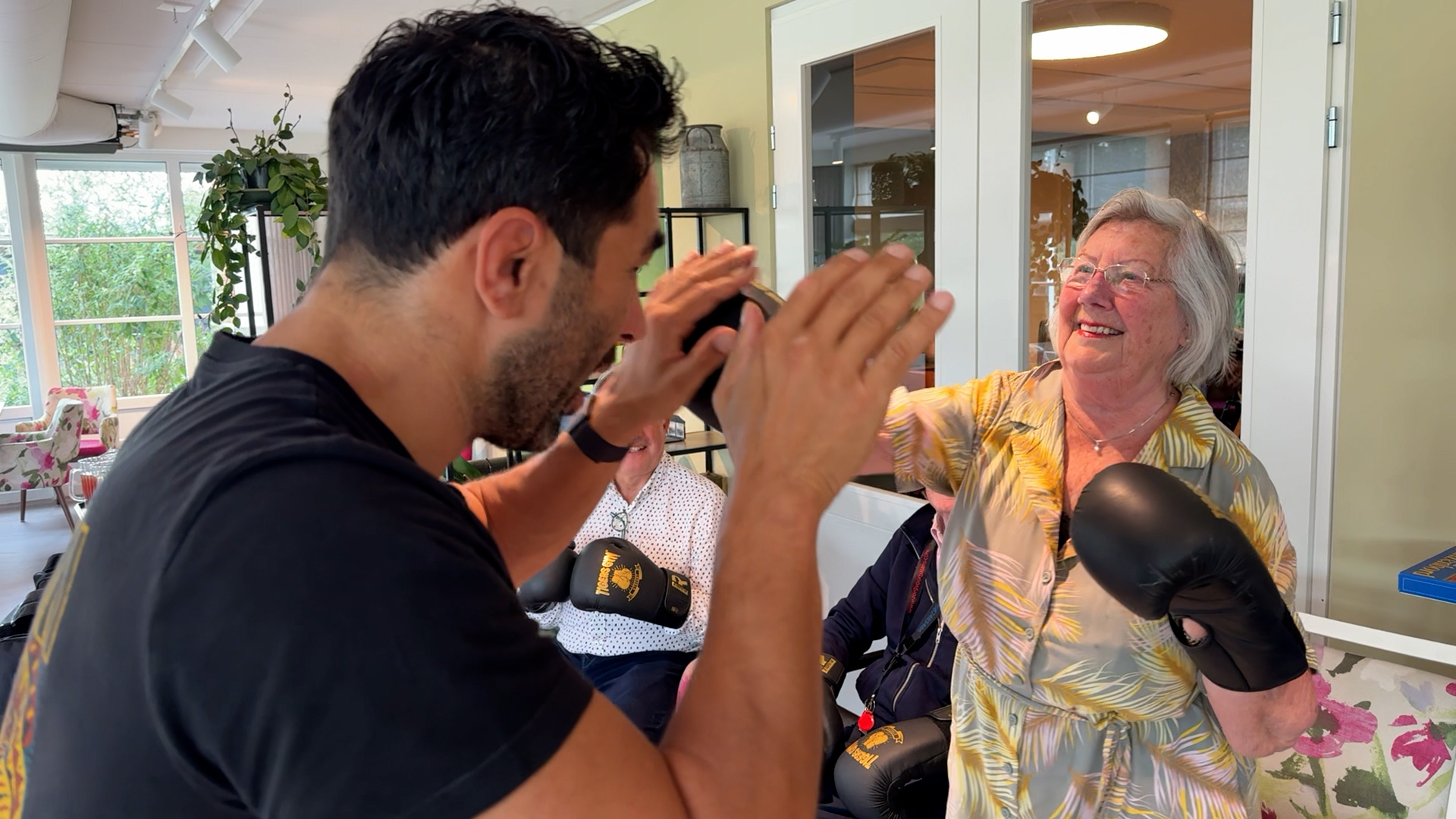 Ouderen met dementie leren boksen: 'Kijken of ik iemand knock-out kan slaan'