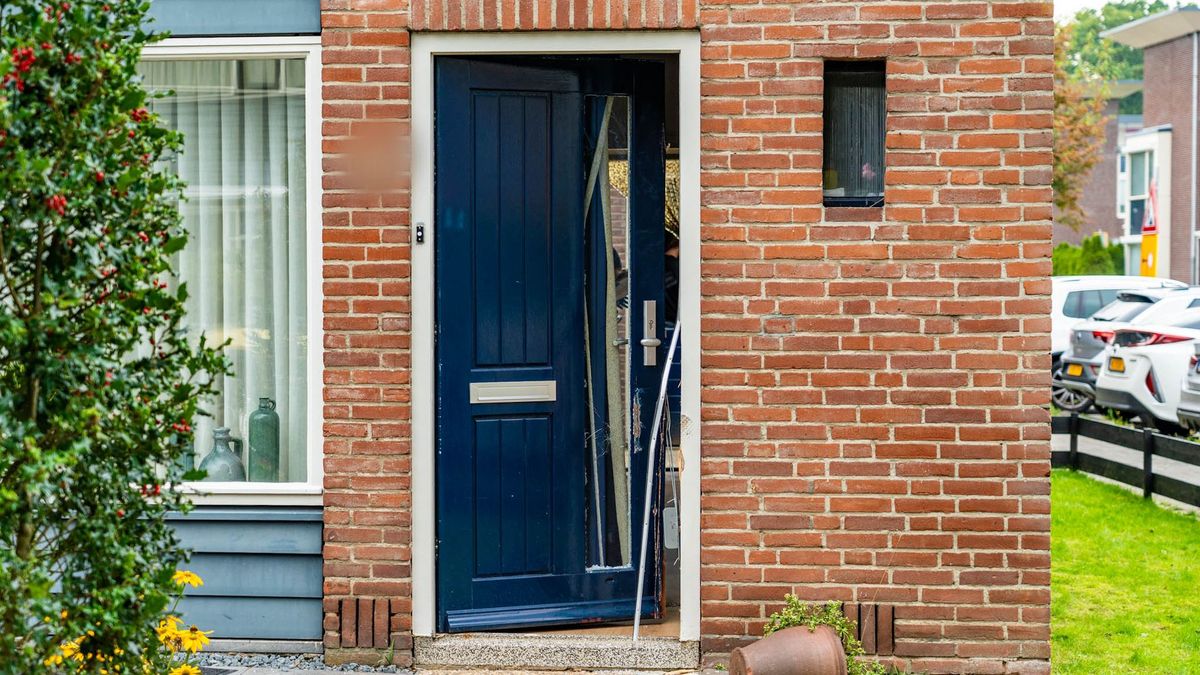 Buurtbewoners horen knal en zien DSI bij woning in Vaassen
