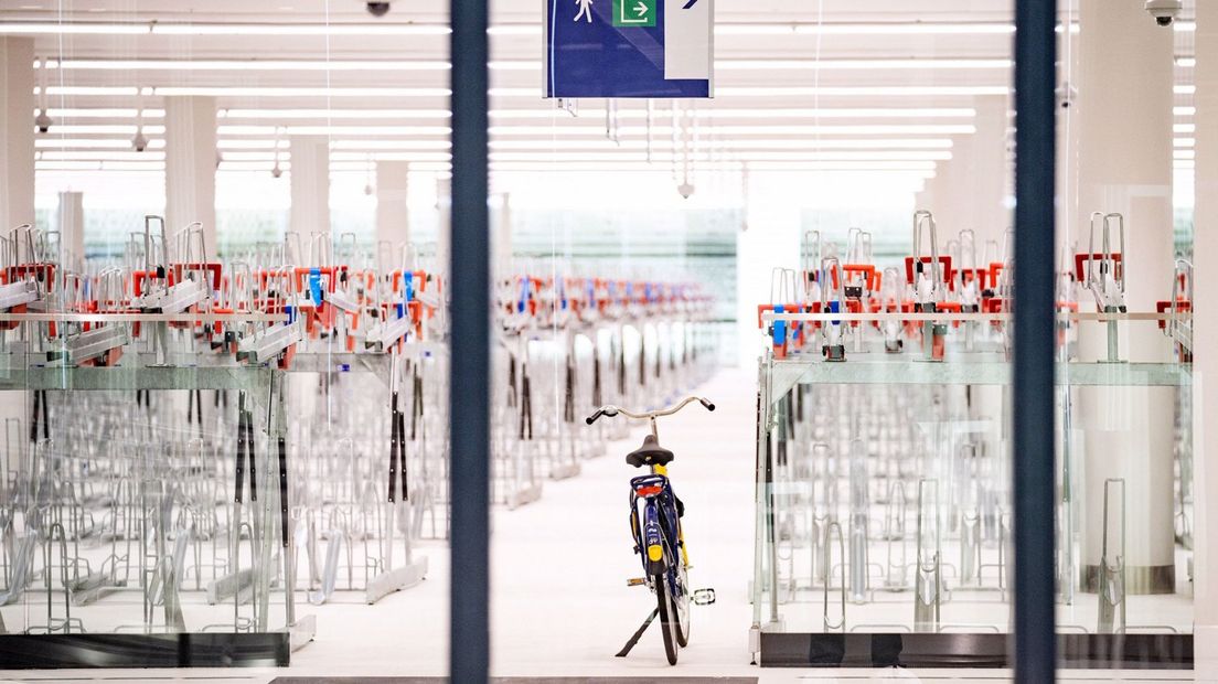 In de fietsenstalling naast Den Haag CS is plek voor 8000 fietsen