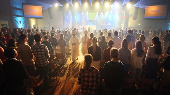 Groeiend aantal jongeren vindt weg naar katholieke kerk