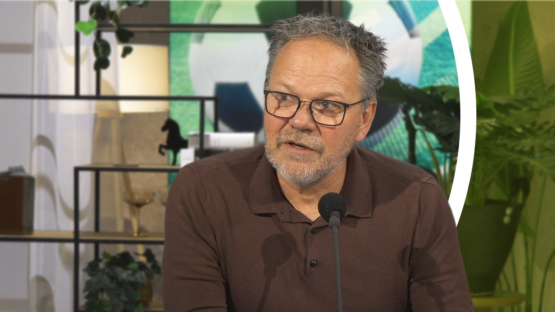 Henk de Jong makket it nijs bekend yn de Sportcast