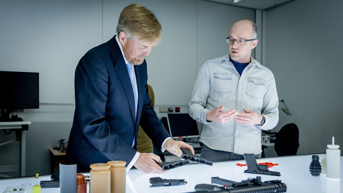 Koning Willem-Alexander op bezoek bij NFI: 'Majesteit, heeft u de moord opgelost?'