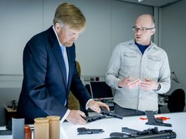 Koning Willem-Alexander op bezoek bij NFI: 'Majesteit, heeft u de moord opgelost?'