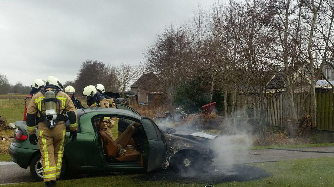 Op de Mosdijk in Ruinerwold is een auto in de brand gevlogen (Rechten: Persbureau Meter)