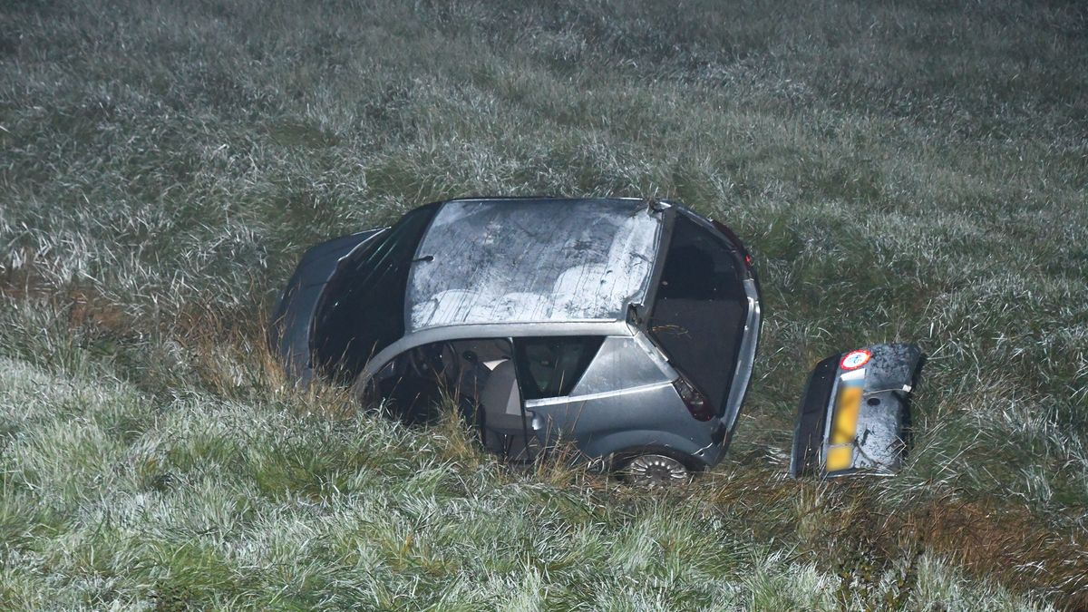 Brommobiel ramt hek en boom, rijdt van dijk af en belandt in sloot