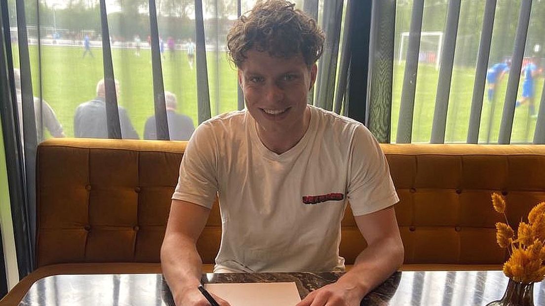Jorn Wester in betere tijden, in mei jl. tekende hij zijn contract bij DHSC