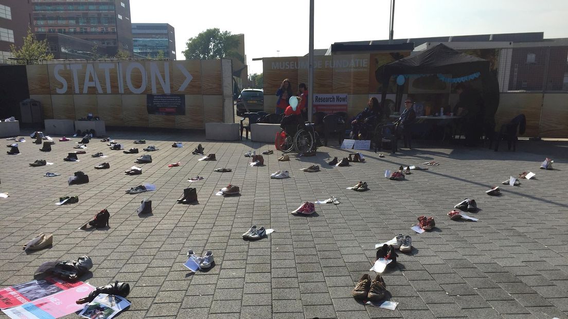 Schoenen bij het station voor actie ME