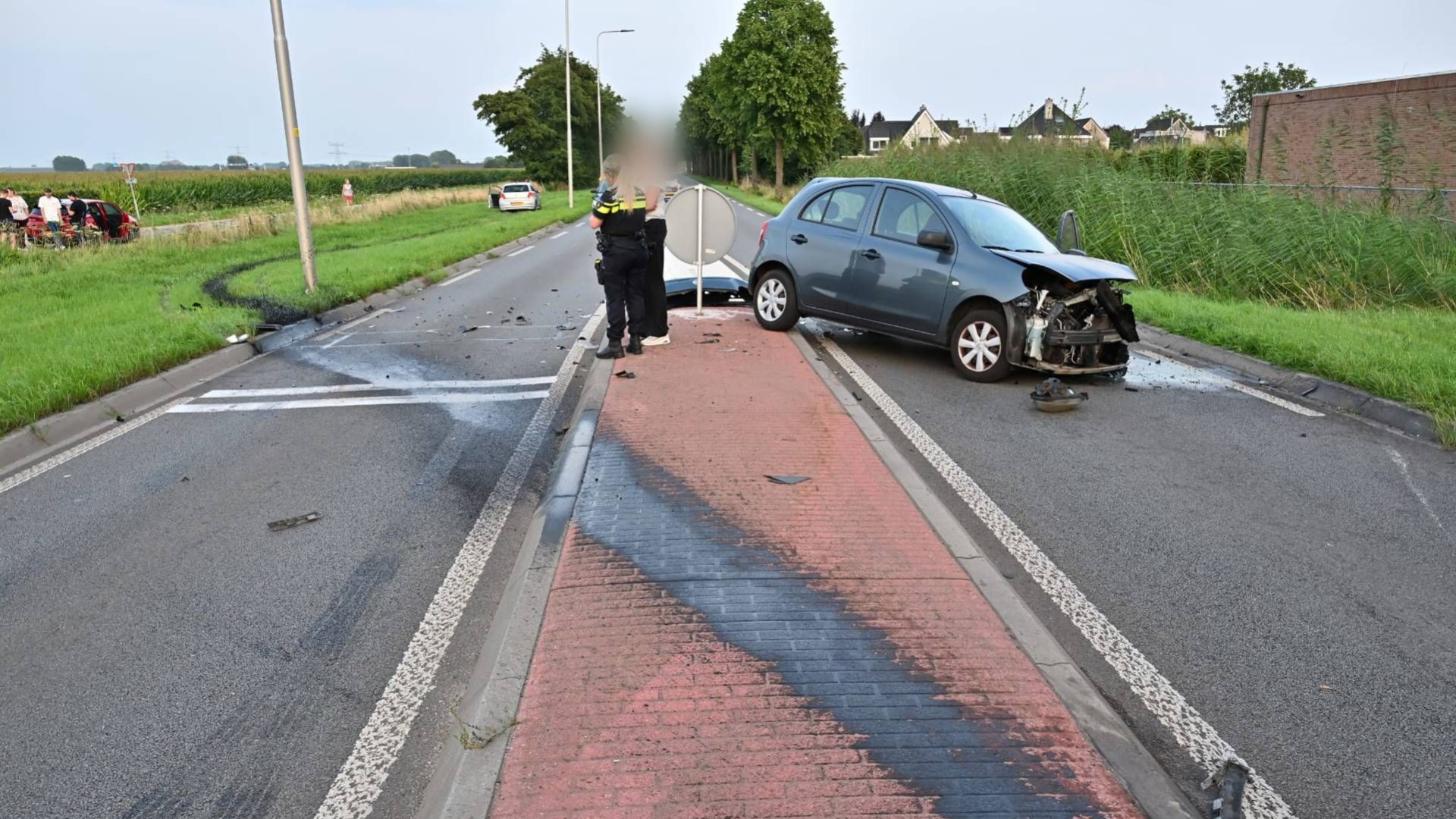 Gewonde bij flinke botsing • auto botst tegen trekker.