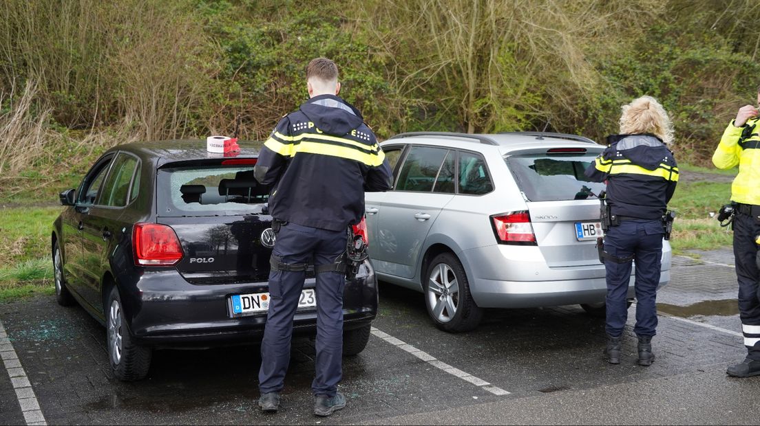 De politie neemt de schade op bij twee vernielde Duitse auto's