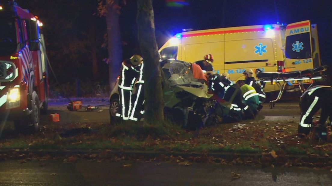 Op de Europaweg in Apeldoorn is vrijdagavond een vrouw om het leven gekomen bij een aanrijding met een politiebus.