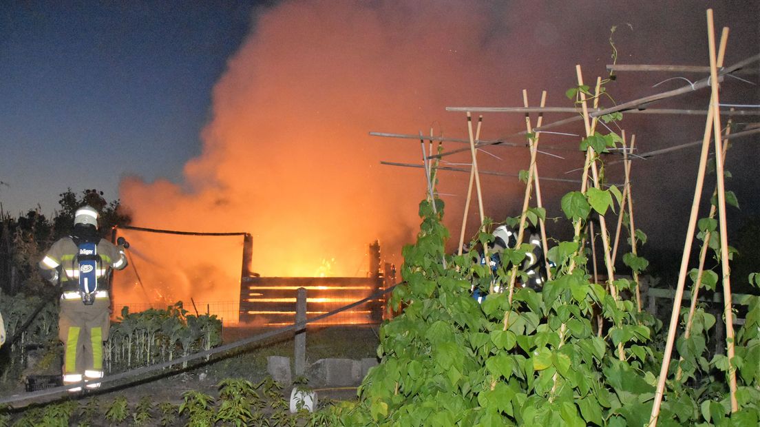 Brand verwoest tuinhuisje in Soest.