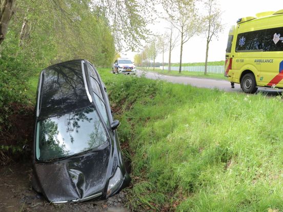 Auto komt terecht in sloot bij Dalen