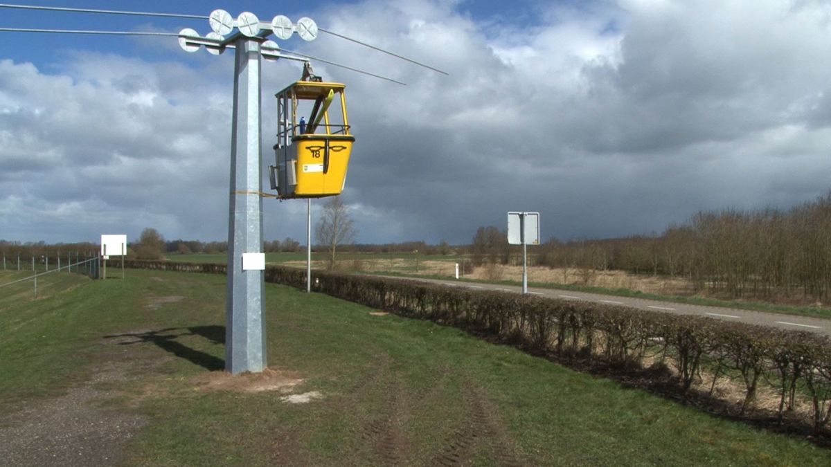 Eerste gondel voor kabelbaan over de IJssel bij Welsum symbolisch geplaatst