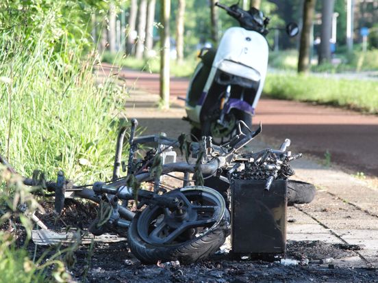 Een verbrande accu van een elektrische scooter als potentieel milieurisico