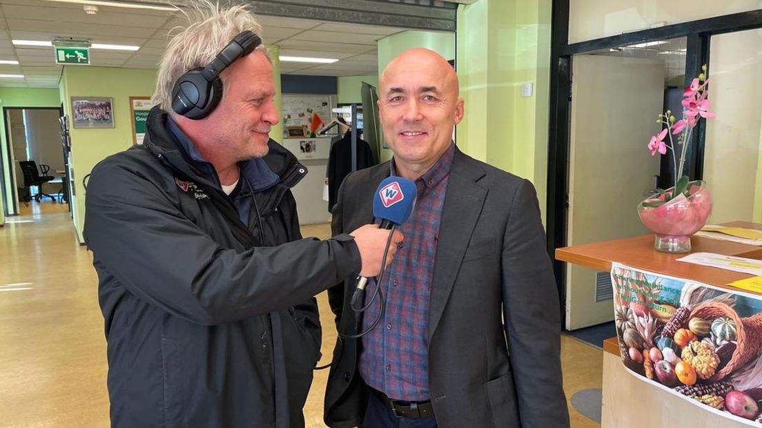 Verslaggever Erik Kooyman in gesprek met Bilal Sahin van Vadercentrum ADAM in Laak