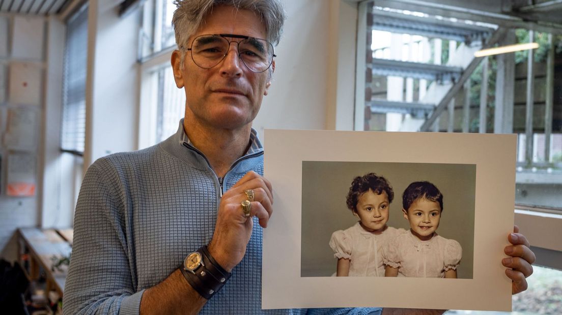 Fotograaf Ernst Lalleman met de foto van Karin en Xandra Tielman