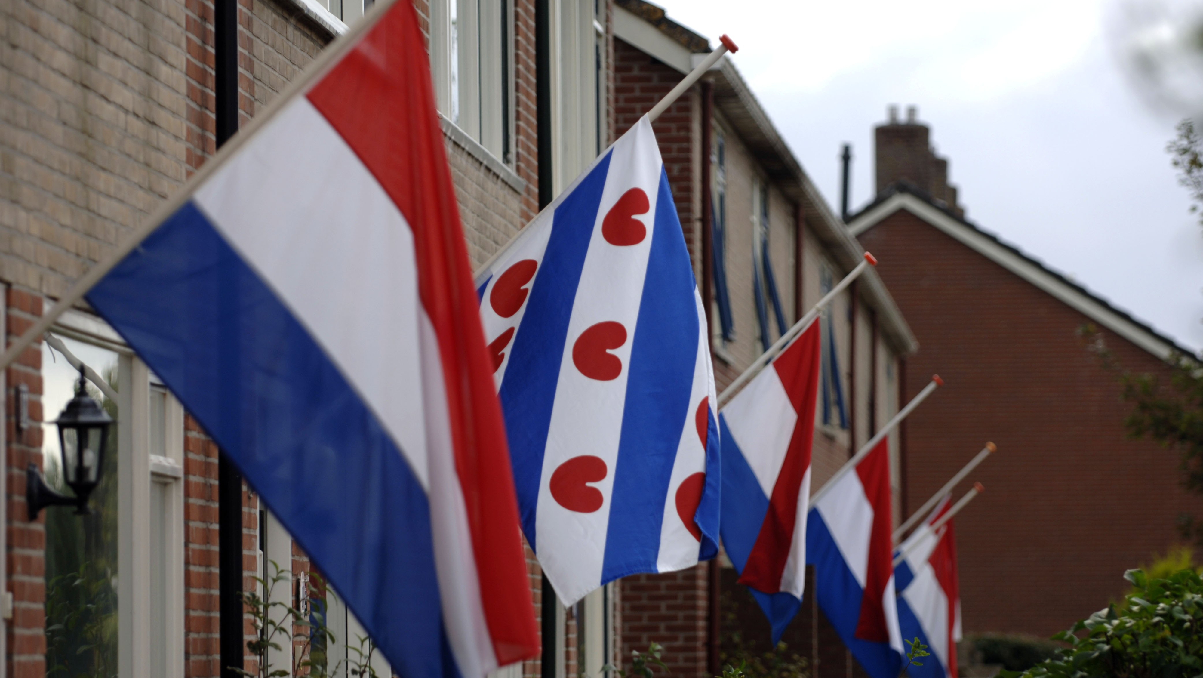 Fryslân twa minuten stil: jûn provinsjale deadebetinking yn Ljouwert