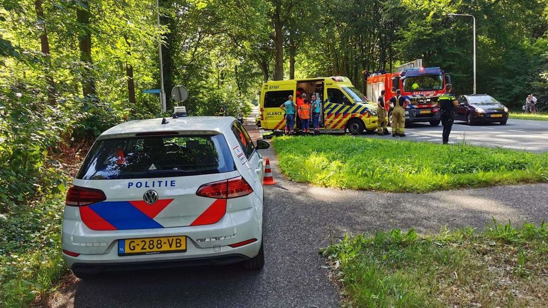 De vrouw werd op haar fiets aangereden door een auto.