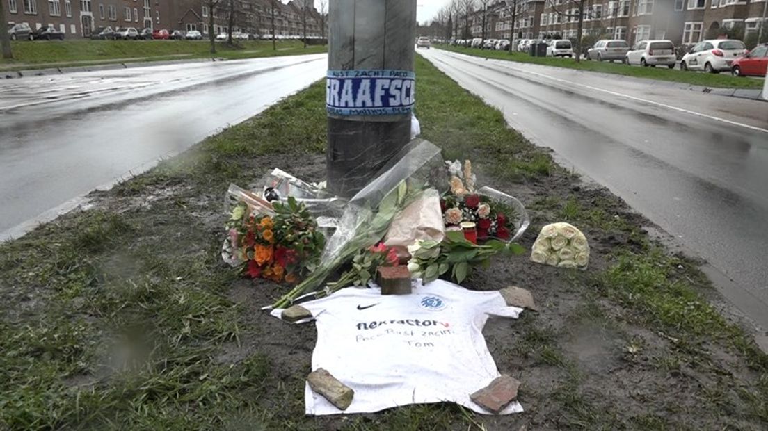 Bloemen op de plek van het ongeval.