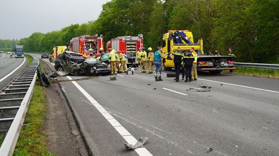 Auto botst achterop vrachtwagen: A28 afgesloten