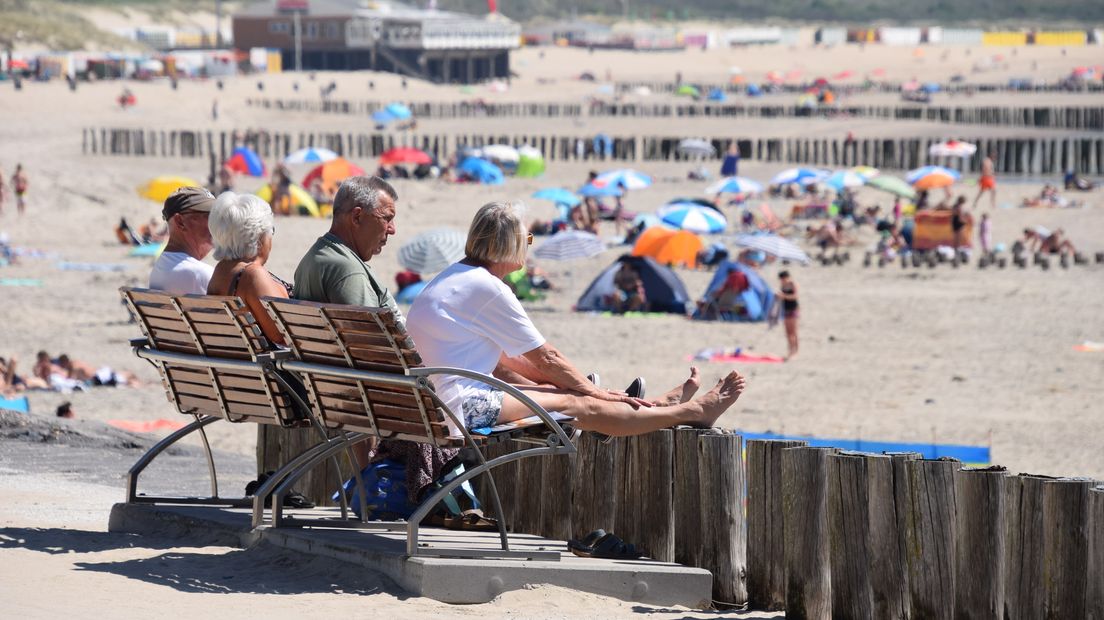 Strandgangers bij Zoutelande.