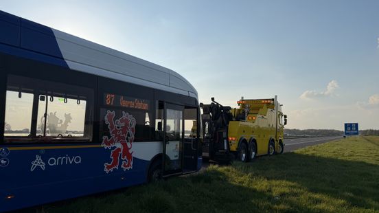 Passagiers komen met schrik vrij na klapband lijnbus op snelweg Nieuws