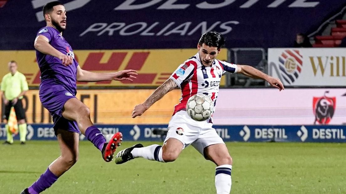 El Messaoudi probeert een schot van Willem II-speler Saglam te verhinderen