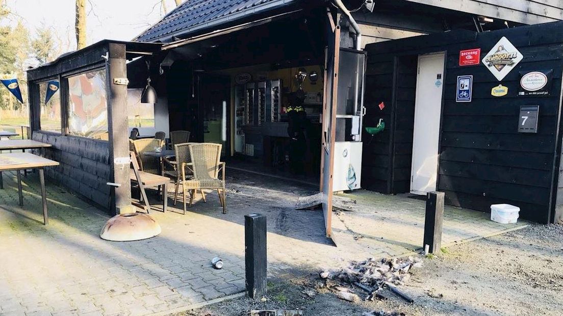 De zwartgeblakerde resten van een cafetaria, in brand gestoken door een man die "warmte zocht"
