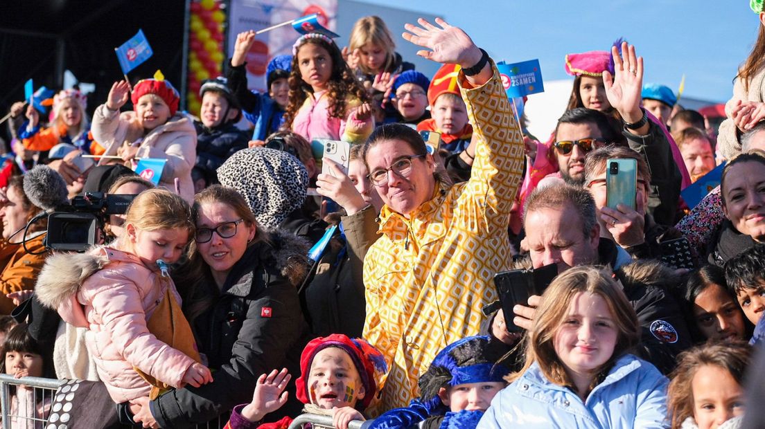 Zwaaien naar Sinterklaas op de stoomboot