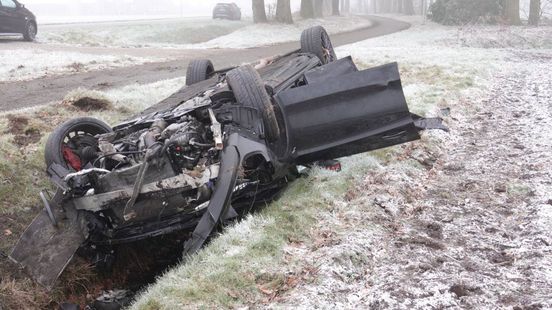 112 nieuws: auto op de kop in sloot bij Bergentheim, aanrijding op Holterweg. 112 nieuws: auto op de kop in sloot bij Bergentheim, aanrijding op Holterweg.