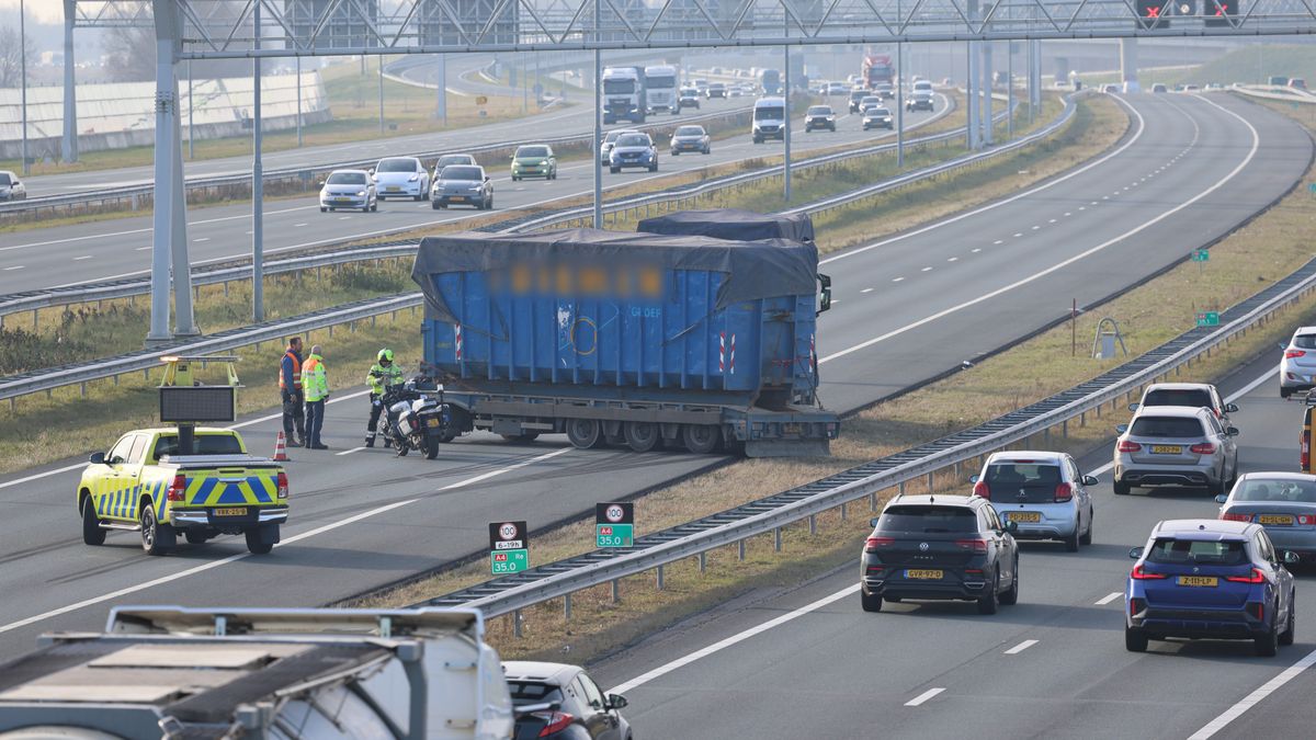 Vrachtwagen verliest aanhanger, snelweg helemaal dicht