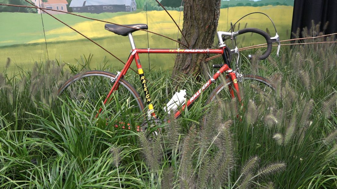 Racefiets in de tuin van Joop Zoetemelk 