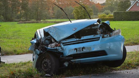 Bestuurder raakt twee bomen bij Nietap Bestuurder raakt twee bomen bij Nietap