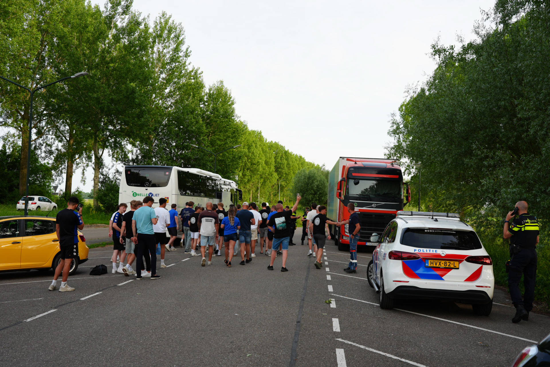 Supporters en bussen van beide clubs werden door de politie gecontroleerd.