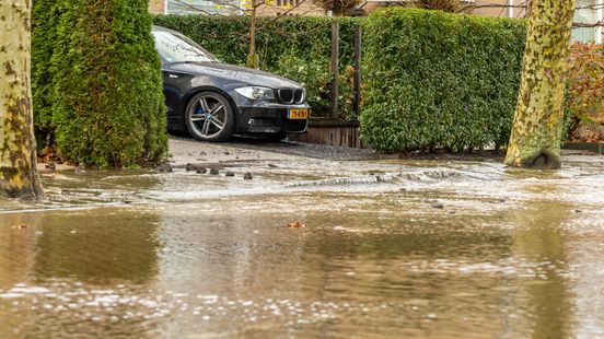 Auto in het water in Wilnis | Aanhouding na ongeluk A2 bij Abcoude. Auto in het water in Wilnis | Aanhouding na ongeluk A2 bij Abcoude.