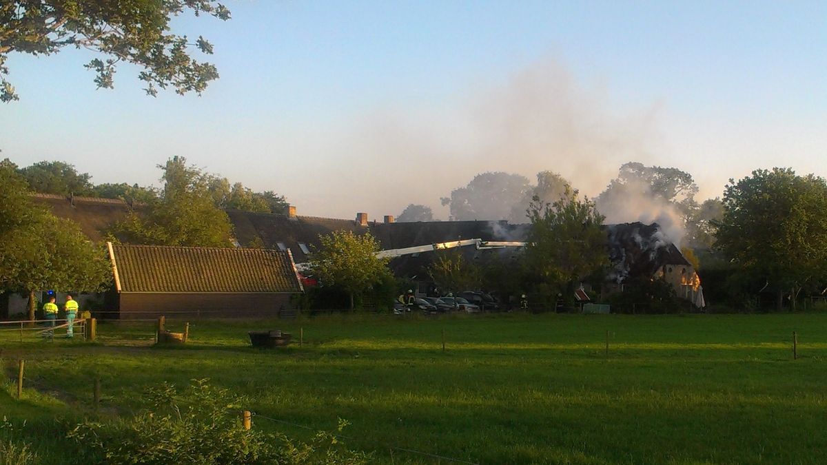 Appartementen ontruimd bij grote brand in Vledder